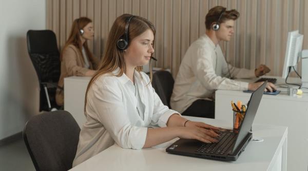 479 de consumatori au sunat la ANRE în prima zi de funcționare a serviciului de informații