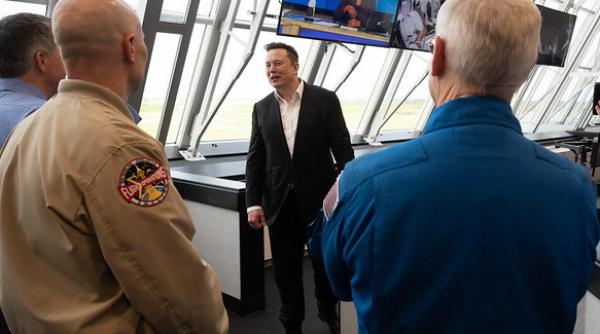 Jeff Bezos a fost detronat de Elon Musk. Șeful Tesla are o avere de 188.5 miliarde $