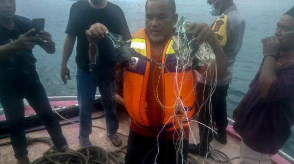 Accident aviatic în Indonezia. Au fost descoperite fragmente de corpuri