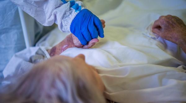 Cât timp pot persista simptomele de Covid-19. Răspunsul oferit de specialiști