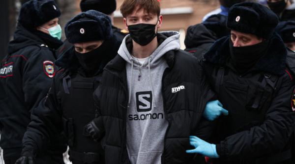 Zeci de mii de ruși au strigat ”JOS PUTIN!” Oameni, bătuți cu BÂTELE