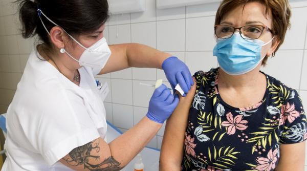 Sârbii se imunizează la viteză maximă, fără ajutorul UE. Ce vaccin folosesc