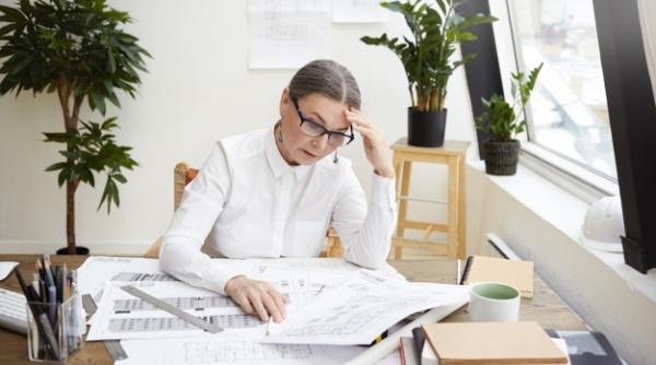 Românii, puși să aleagă: pensia sau leafa