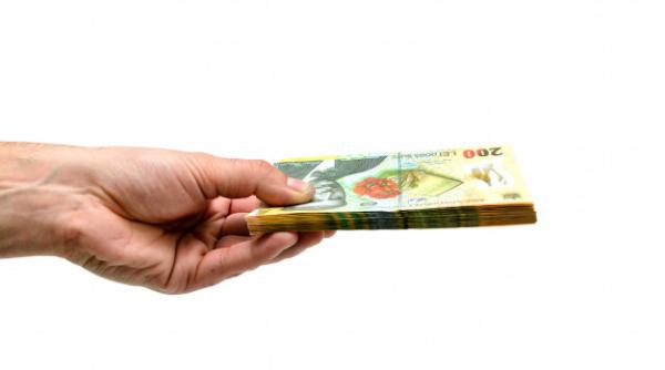 BANI pentru PĂRINȚII care stau ACASĂ. S-a stabilit procentul din SALARIU