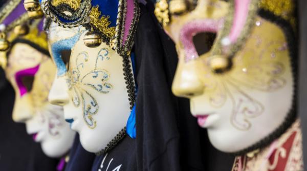 Veneția: de la masca de carnaval, la masca din Wuhan. Câte milioane de turiști pierde Italia