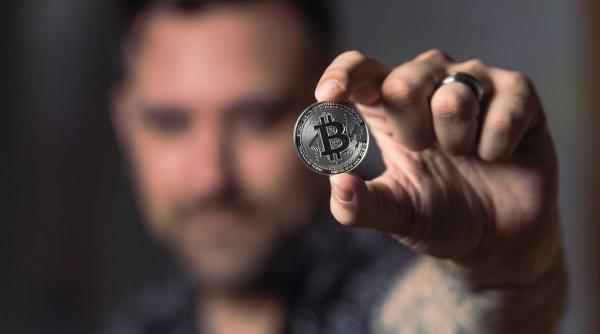 Cât de bogat este misteriosul inventator al Bitcoin