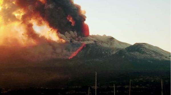 Erupție SPECTACULOASĂ a vulcanului Etna! Totul a fost filmat VIDEO