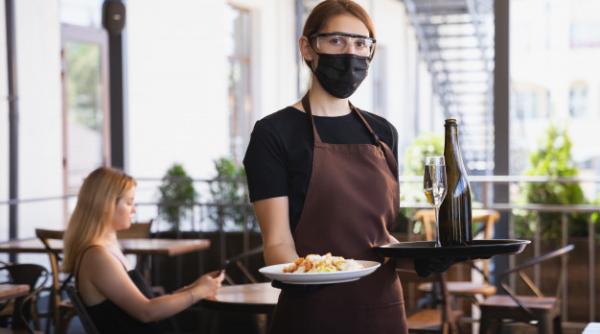 COVID-19. Încep concedierile din cauza vaccinului?