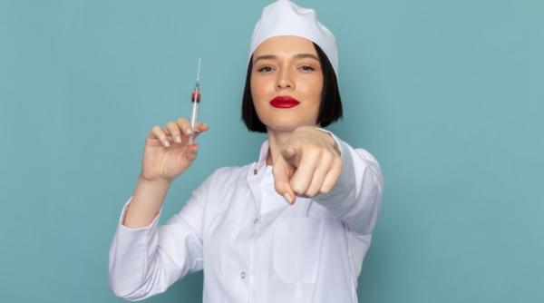 Extreme. Cum au vrut două tinere să se vaccineze