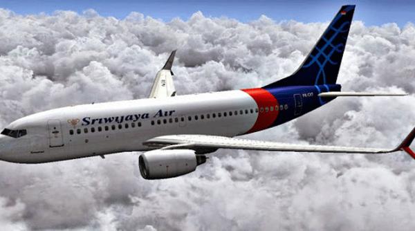 Explozie la motorul unui avion. La sol, mai multe persoane, rănite