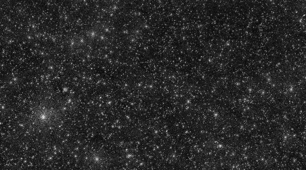 Punctele albe din această fotografie nu sunt stele, sunt găuri negre