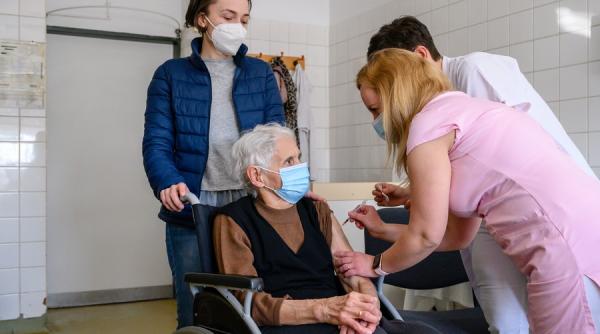 De ce România face rapelul la AstraZeneca la 8 săptămâni și Anglia la 12