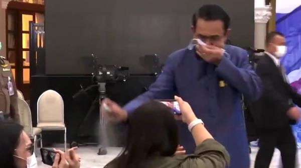 Cum a dezinfectat premierul Thailandei jurnaliștii (Video)