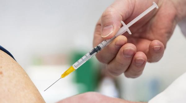 De luni, toată lumea se vaccinează. Cum te programezi