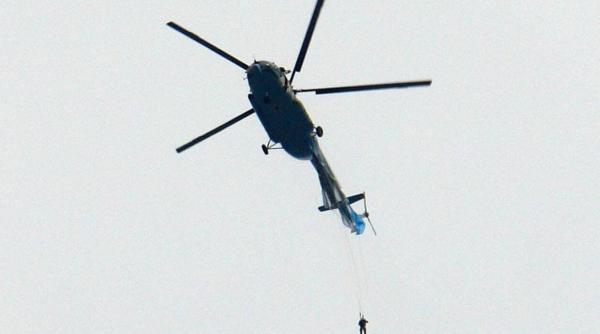 Parașutist rus, rămas AGĂȚAT de elicopter după efectuarea unui salt cu parașuta (Video)