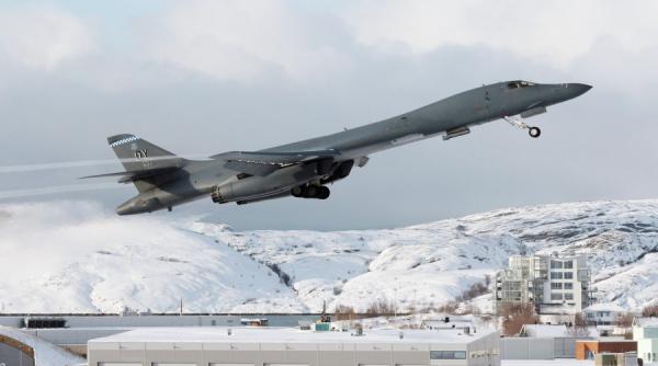 Arctica devine TEATRU de RĂZBOI? SUA și Rusia își trimit cele mai sofisticate avioane de luptă