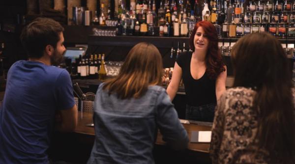 Nu ai vaccin, nu intri în bar. Prima țară europeană care ar putea permite acest lucru