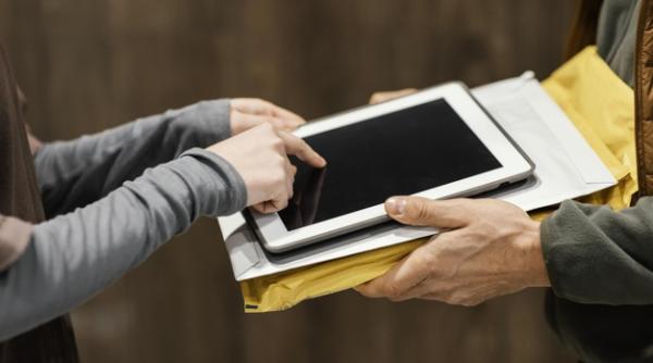 Semnătura electronică în relațiile de muncă. Proiectul, în Parlament