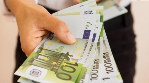 EURO trece de 4,9 lei. Un nou MAXIM istoric