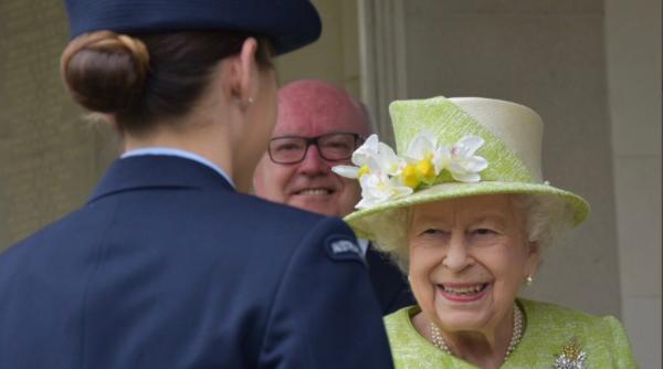 Regina Elisabeta a II-a, imunizată. Prima apariție fără mască