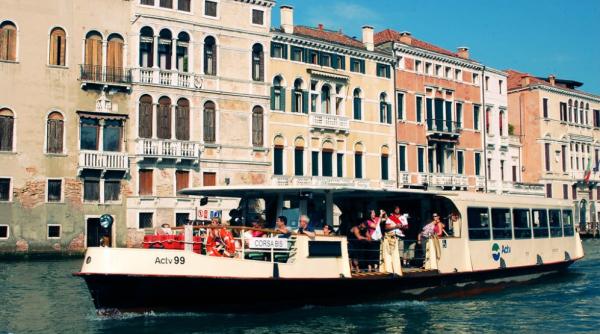 Italia accelerează. Centre de vaccinare pe VAPORETTO și în BISERICĂ