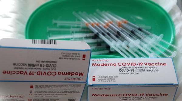 Moderna a dat vestea. Cât timp PROTEJEAZĂ vaccinul