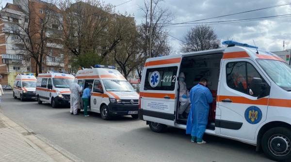 Arad. Coadă cu ambulanțe care așteptă să predea pacienții de COVID-19