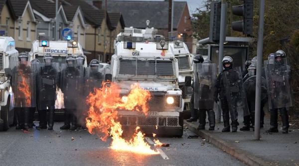 Violențe în Irlanda de Nord. Boris Johnson refuză discuțiile. Pacea din Vinerea Mare, în pericol