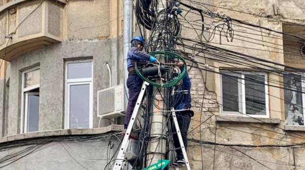 Clotilde Armand a început demontarea cablurilor de pe stâlpii din Sectorul 1