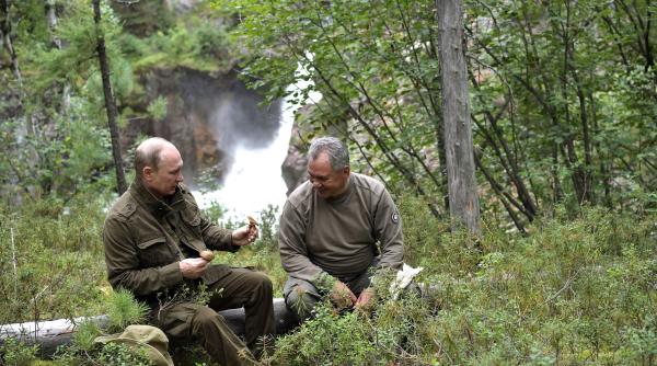 Putin a luat porumbelul păcii în brațe și-l arată Ucrainei