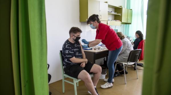 Cei vaccinați mai pot transmite COVID-19? Studiu