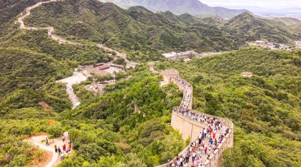 1 Mai CHINEZESC. Hoarde de turiști la Marele Zid