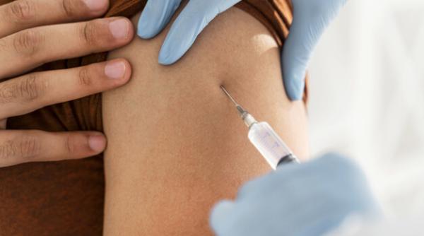 Vești bune pentru persoanele vaccinate. Ce FACILITĂȚI au