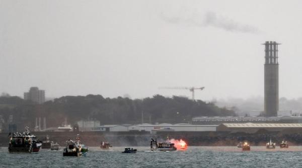 Tensiuni. Nave de război britanice și franceze, față în față în Canalul Mânecii VIDEO