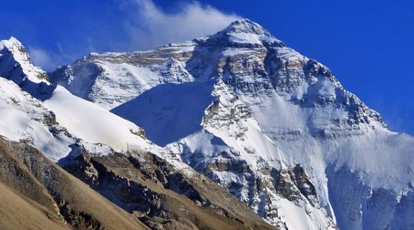 China spune STOP COVID-19 pe ... Everest. Măsuri luate la înălțime
