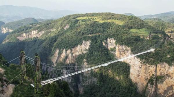 China. Un pod de sticlă s-a spart cu mai mulți turiști pe el