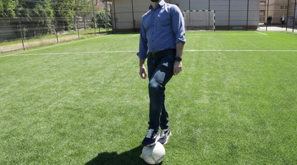 Florin Cîțu, în pas cu moda. Cât costă tenișii cu care a jucat fotbal