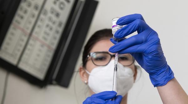 Vaccinarea copiilor sub 16 ani. De când ar putea începe