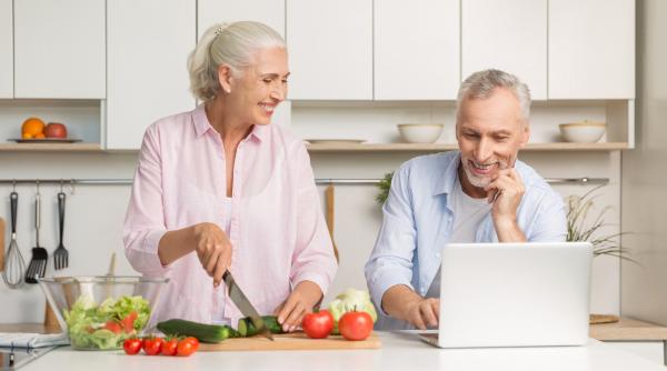 Pensionarii români, în pas cu tehnologia, mai evoluați decât cei din alte țări europene