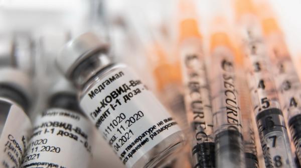 Peste 1.000 de doze de vaccin aruncate la gunoi din cauza unui telefon pus la încărcat