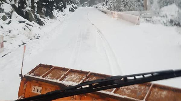 Zăpadă de 6 metri de Transfăgărăşan! Când se va redeschide traseul (VIDEO)