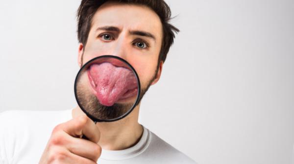 COVID-19: Aceste SEMNE pe limbă sunt un NOU SIMPTOM