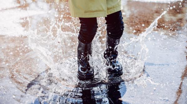 PLOUĂ cu găleata pe LITORAL. Cod portocaliu de precipații