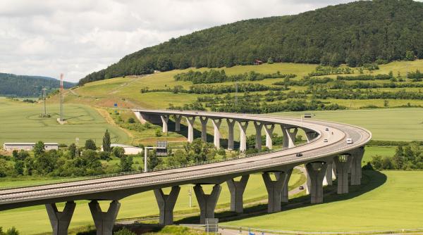 Autostrada care a îngenuncheat o economie. China așteaptă plata datoriei