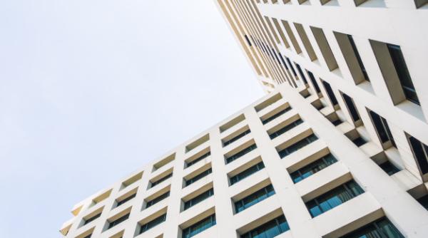 Investițiile pe piaţa imobiliarelor, în scădere. Există multă incertitudine 