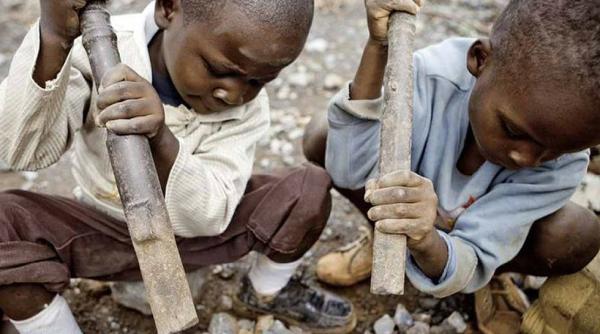 Bateriile lui Elon Musk, pătate cu sânge. Adevărul care iese la iveală