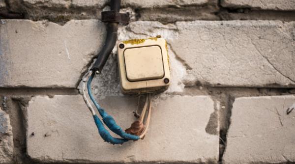 Compensații pentru clienți în cazul penelor de curent. ANRE face noi reguli