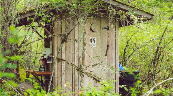 Guvernul vrea să dispară closetul din fundul curții. Programul ”Prima conectare la apă și canalizare”