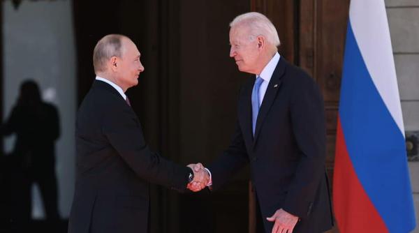 Biden i-a oferit cadou lui Putin o pereche de ochelari de soare americani stil aviator