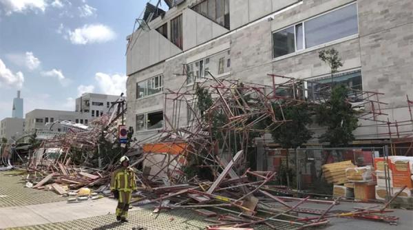 O schelă s-a prăbușit peste zeci de oameni, la Anvers